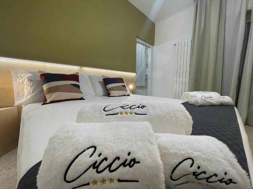 巴勒莫Ciccio Rooms and breakfast的卧室内的两张床和毛巾