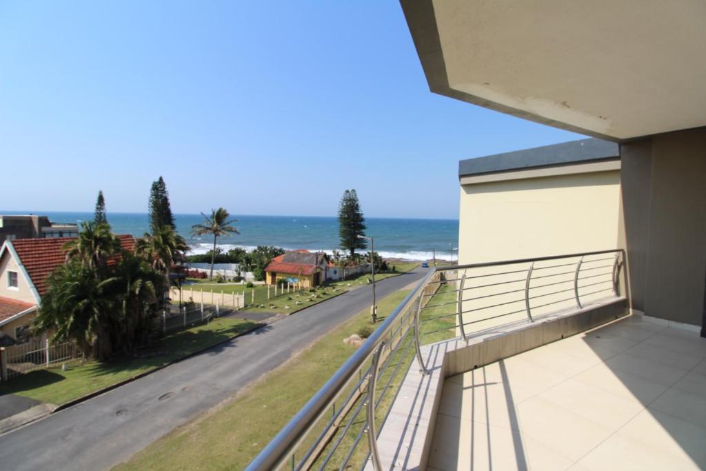 乌旺戈海滩Saints View Resort Unit 17的阳台享有街道和大海的景致。