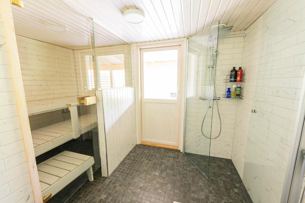 拉努阿Haistila的带淋浴和步入式淋浴间的浴室