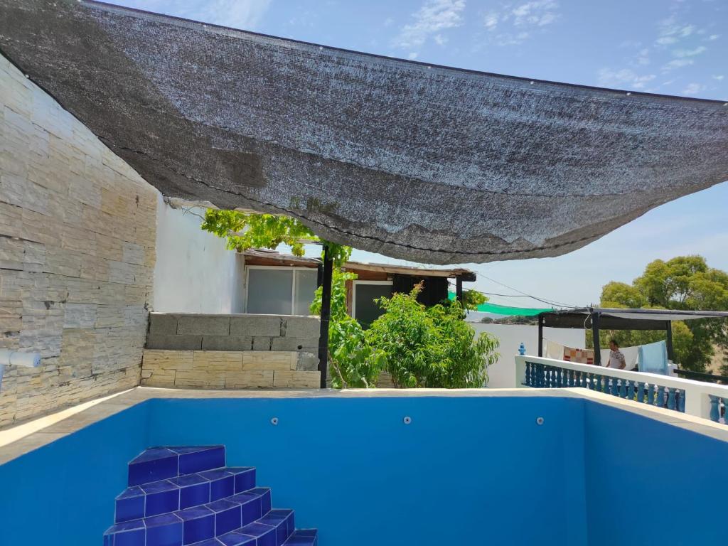 丹吉尔Casa Tanger的享有游泳池的景色。