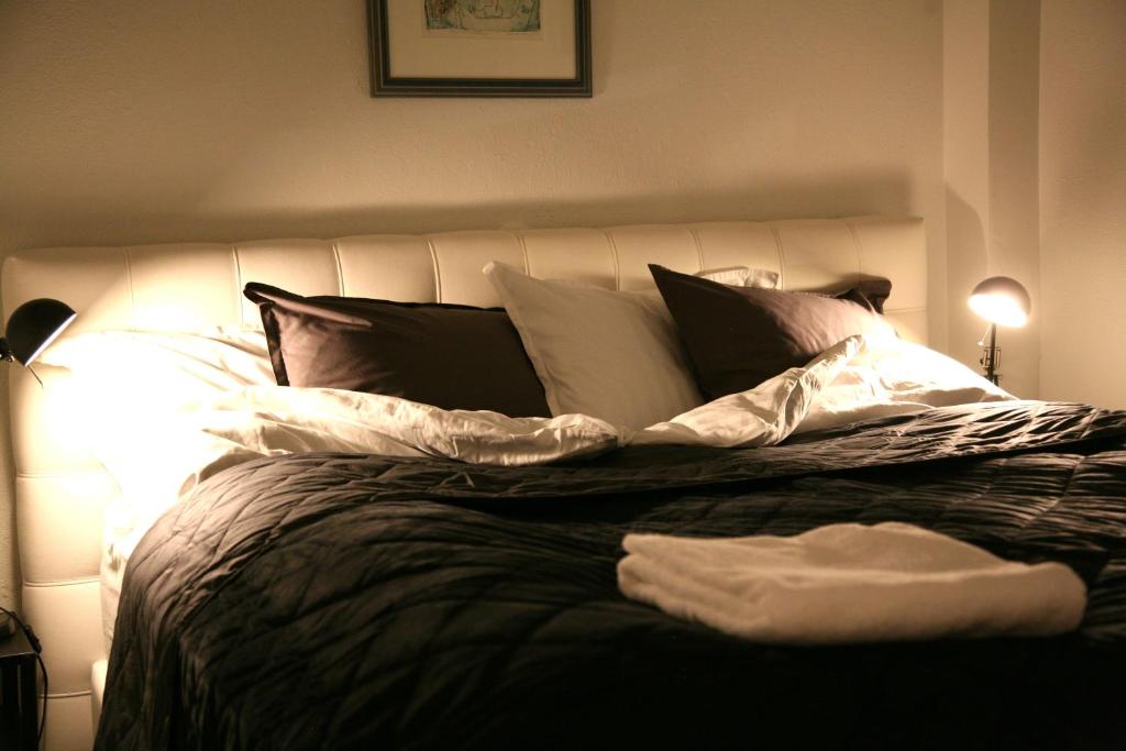 GarðabærSpacious & refurbished 1 bedroom apartment in suburban Reykjavik的一间卧室配有一张带枕头的大床