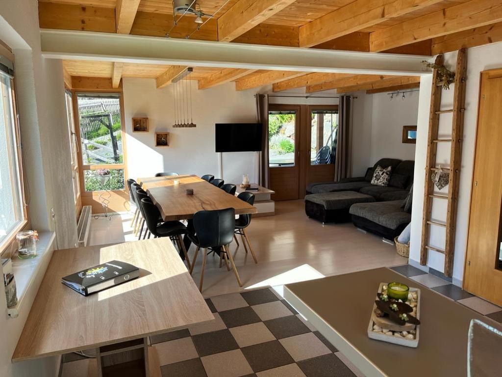 萨姆瑙恩La Trapla的厨房和带木制天花板的客厅