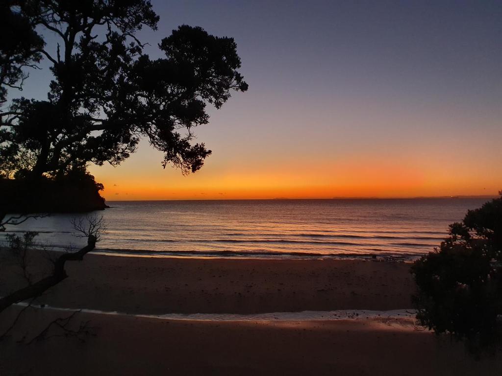旺阿帕劳阿方格帕罗阿旅馆的海滩上的日落