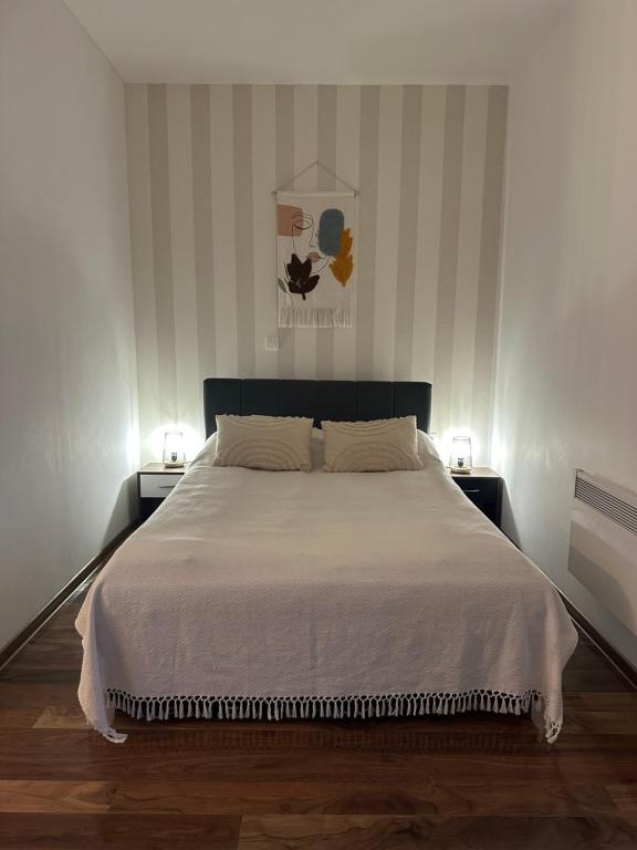 BrdoNirvana Lux Apartman Zlatar的一间卧室配有一张带2个床头柜的大床