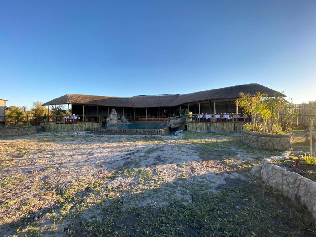 MababeMababe River Lodge & Campsite的一座位于大建筑后面的度假胜地