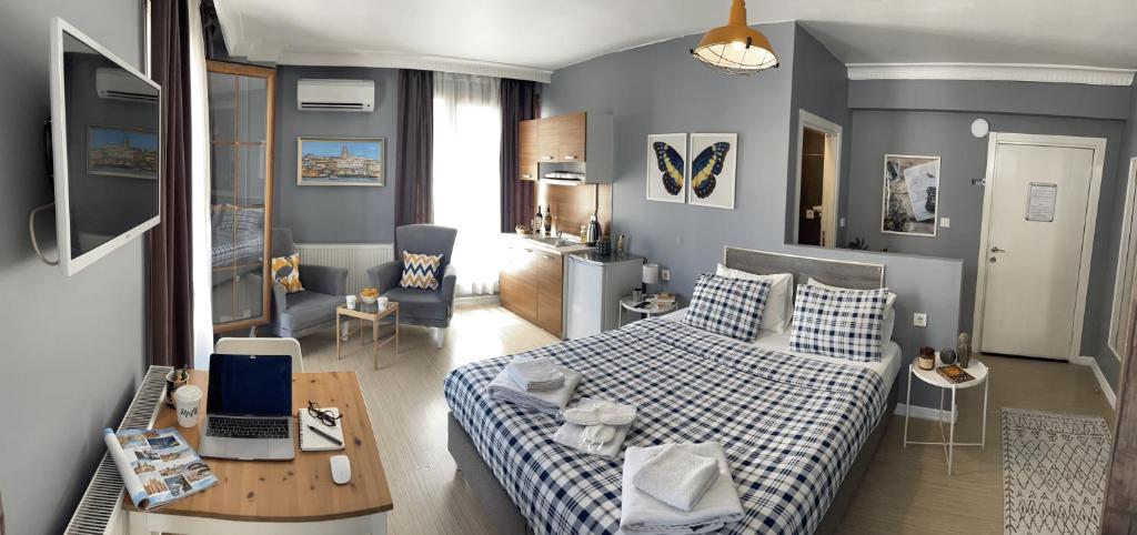 伊斯坦布尔弗莱兹康普令 - 卡罗卡伊公寓的一间卧室设有一张床和一间客厅。