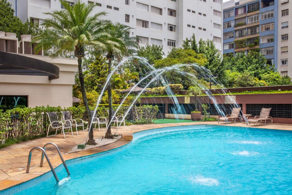 圣保罗São Paulo Higienópolis Affiliated by Meliá的一座带两个喷泉的游泳池