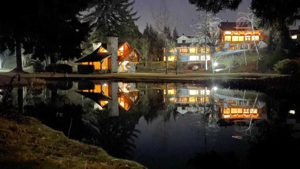 拉安戈斯图拉镇卢卡酷仁高尔夫度假宾馆的水中反射的夜晚房屋