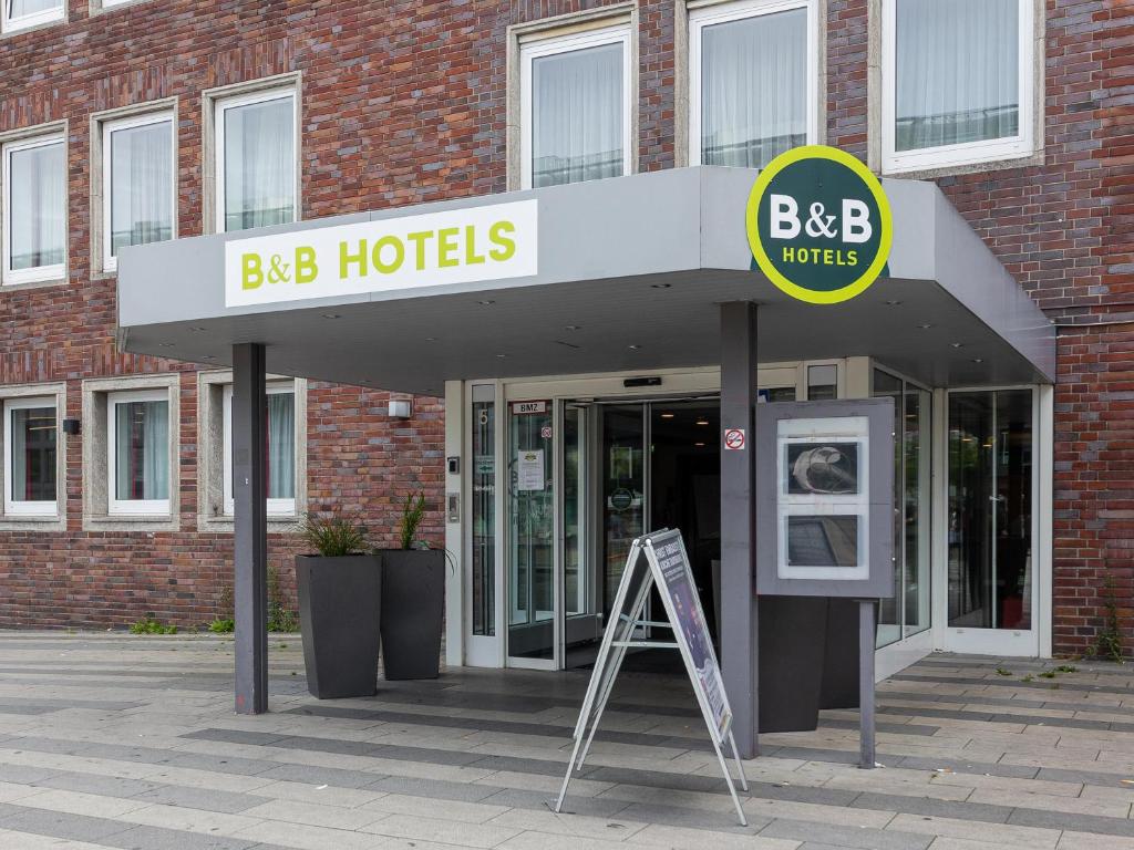 杜伊斯堡B&B Hotel Duisburg Hbf-Nord的一座标有bbb酒店标志的建筑