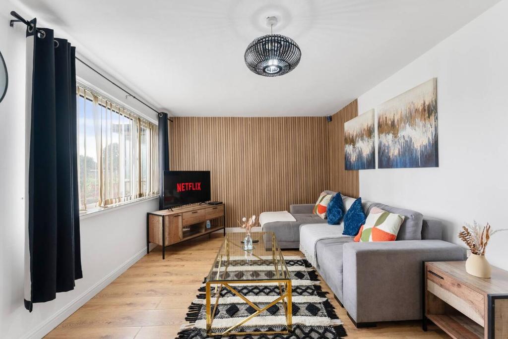 博尔顿Sleek and Stylish 3 Bed House - Great Location的带沙发和电视的客厅