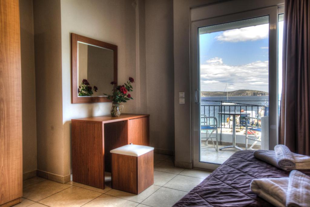 维瓦里Hotel Apanema的一间卧室设有一张床,并有通往阳台的门