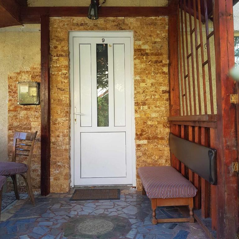 克卢日-纳波卡Casa Eni的砖屋上的白门,有长凳