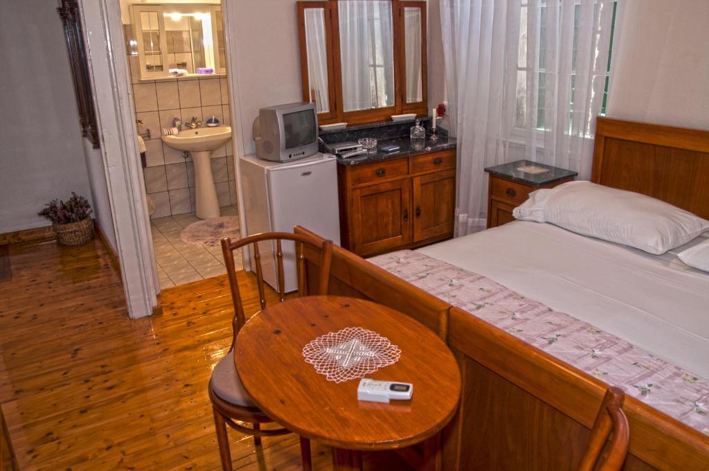 科米扎Marina Rooms的一间带桌子和床的卧室以及一间浴室。