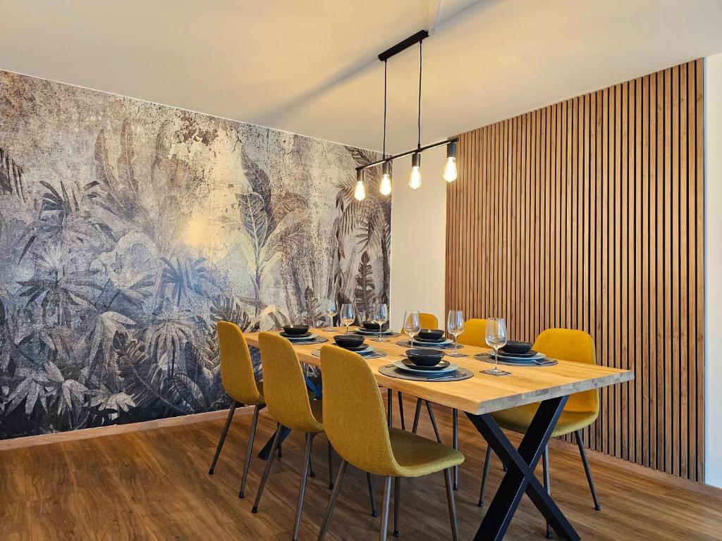 兰河畔马尔堡Ara - Loft, Big Terrace, BBQ, Tischkicker, PS4, Stream的一间带桌子和黄色椅子的用餐室