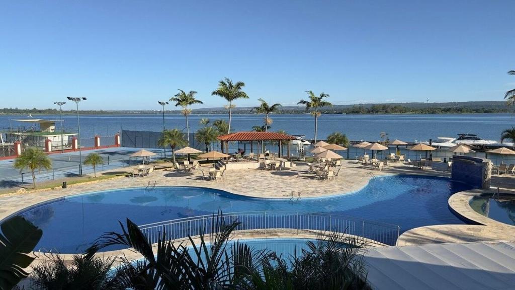 巴西利亚Flat beira lago no centro de BSB的一个带大型游泳池和海滩的度假胜地