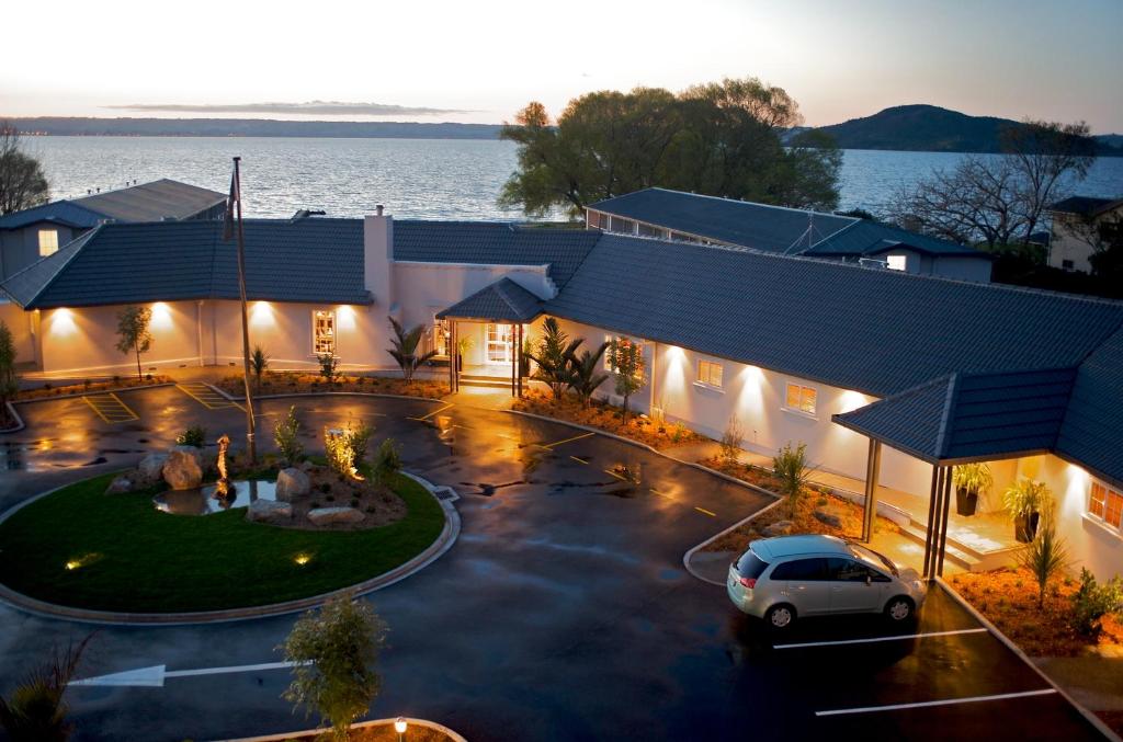 罗托鲁瓦围邑湖滨spa度假酒店的停车场内车辆的建筑空中景观
