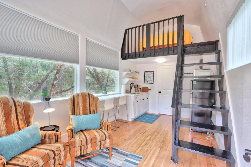 DriftwoodThe Driftwoods - Orange Tiny House的带高架床和厨房的客房