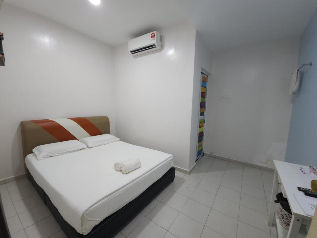 亚娄Minshu RoomStay的一间白色的小卧室,配有床和加热器
