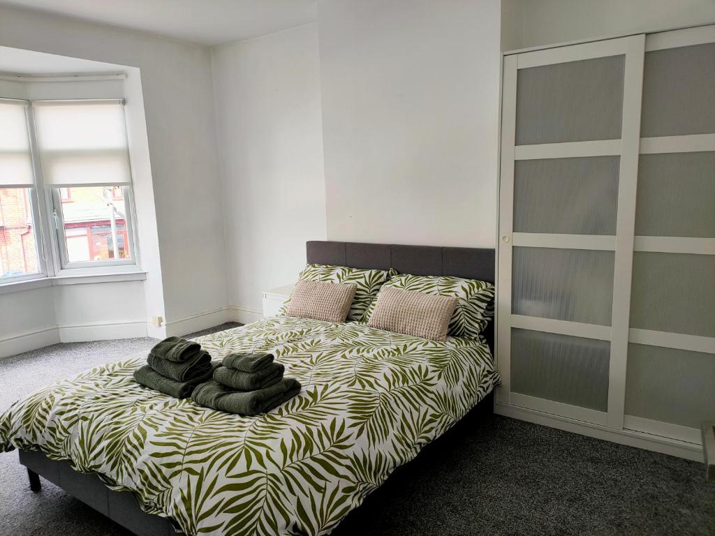 唐克斯特Wentworth Road Accomodation的一间卧室配有一张带斑马纹床单的床