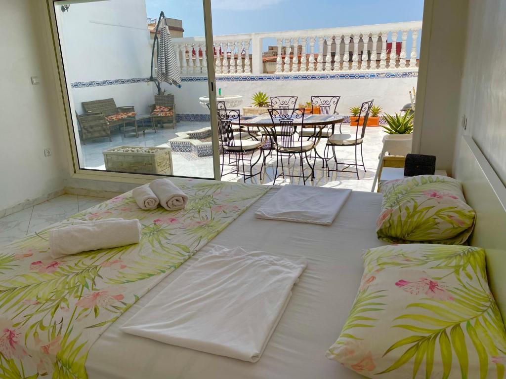 萨菲Luxe appartement vc grand terrasse ( villa )的享有庭院景致的客房内的一张大床