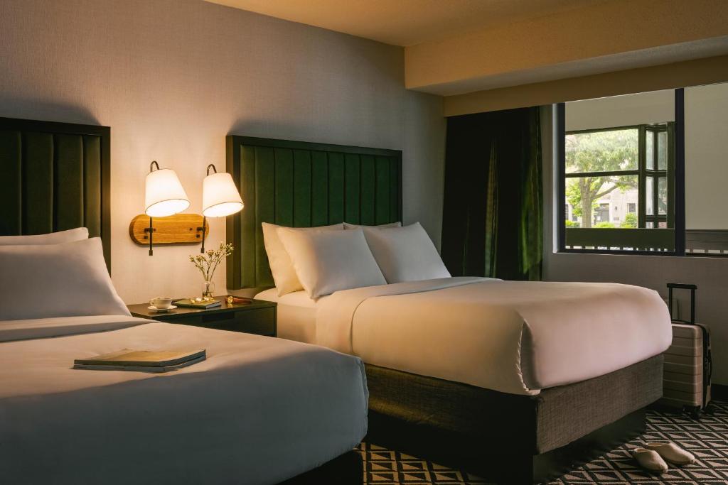 布鲁克林The Arcadian powered by Sonder的酒店客房设有两张床和窗户。