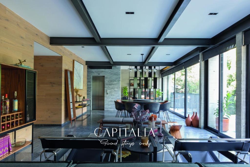 墨西哥城Capitalia - Luxury Apartments - Polanco Moliere的客厅配有桌椅