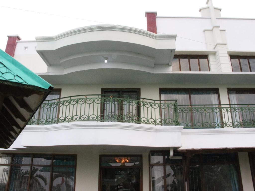 班顿甘Villa Hijau Bandungan的白色的建筑,带有横跨的横跨