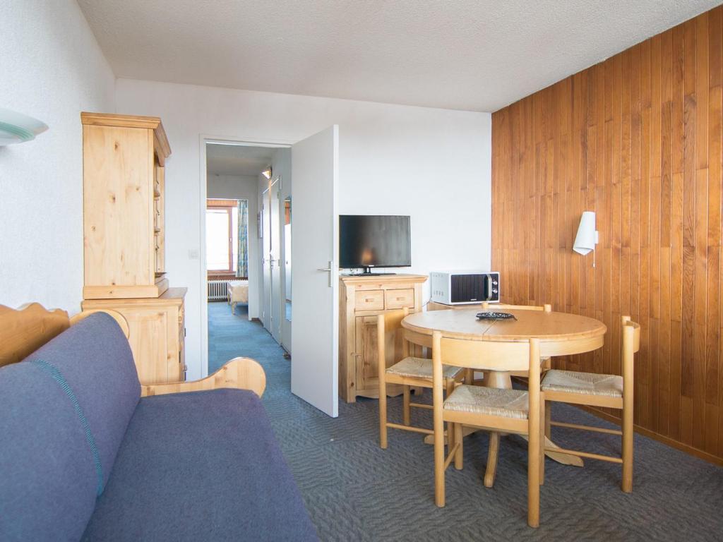 蒂涅Appartement Tignes, 2 pièces, 5 personnes - FR-1-449-167的酒店客房设有一张桌子和一张沙发。