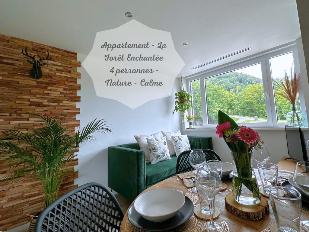 奥尔斯克维莱La forêt Enchantée - Cozy Immo的一间带桌子和绿色沙发的用餐室