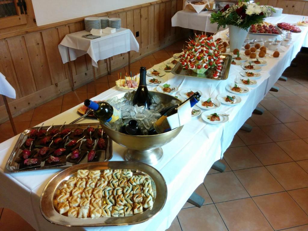 萨梅丹特米纳斯酒店的一张长桌,提供自助餐和饮料