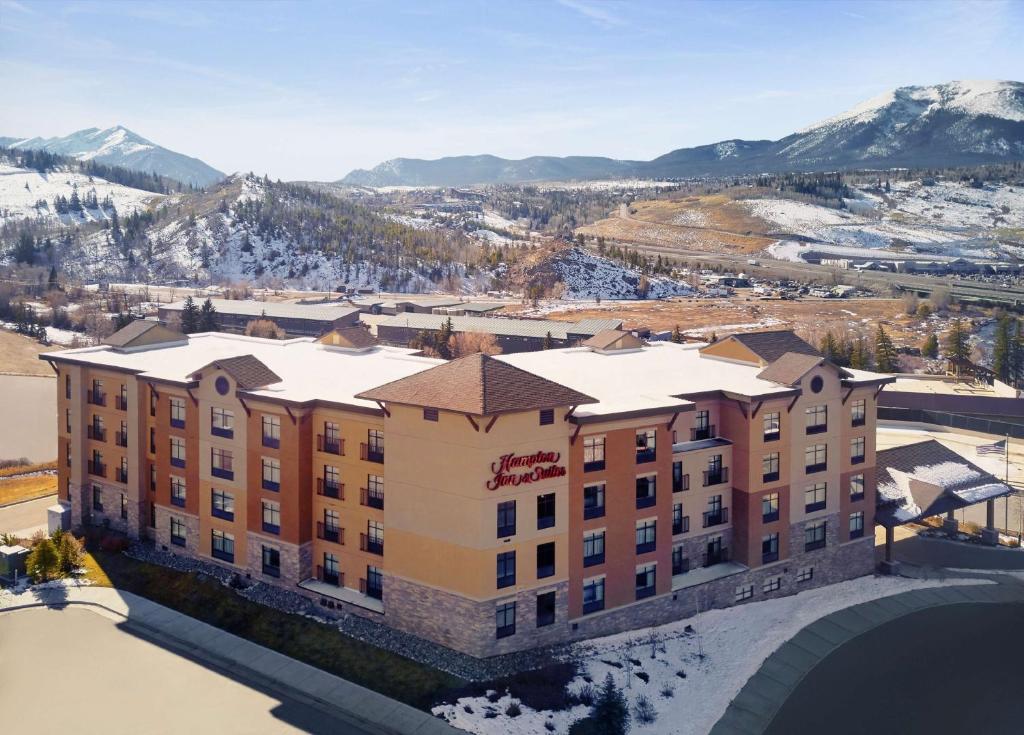 西尔弗索恩Hampton Inn & Suites Silverthorne的享有酒店空中景色,拥有雪覆盖的山脉