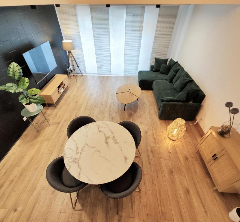 维勒班Superbe Cosy Duplex Appartement T3 Charpenne Tête D'or avec parking privé gratuit的客厅配有桌椅和沙发