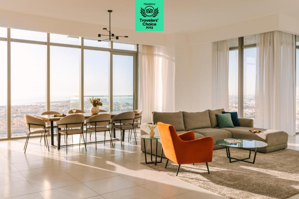 迪拜Sonder Downtown Towers的客厅配有沙发和桌椅