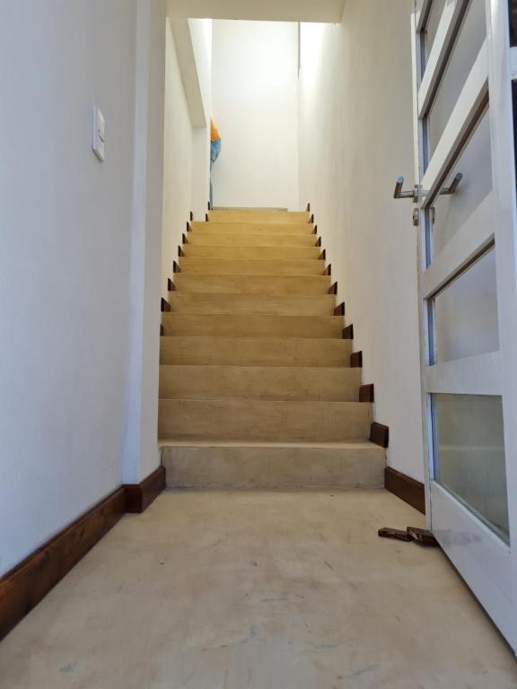 IsoquíDepartamentos Mita Í的大楼内带楼梯的走廊