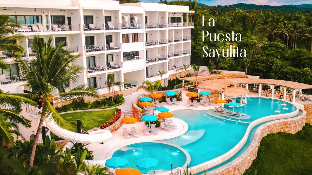 萨尤利塔La Puesta Sayulita的游泳池酒店形象