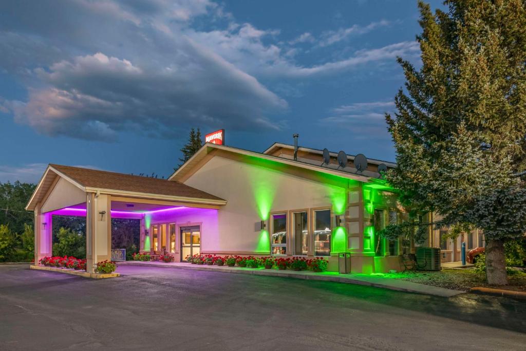 布法罗SureStay Plus Hotel by Best Western Buffalo的绿紫色灯的 ⁇ 染酒店
