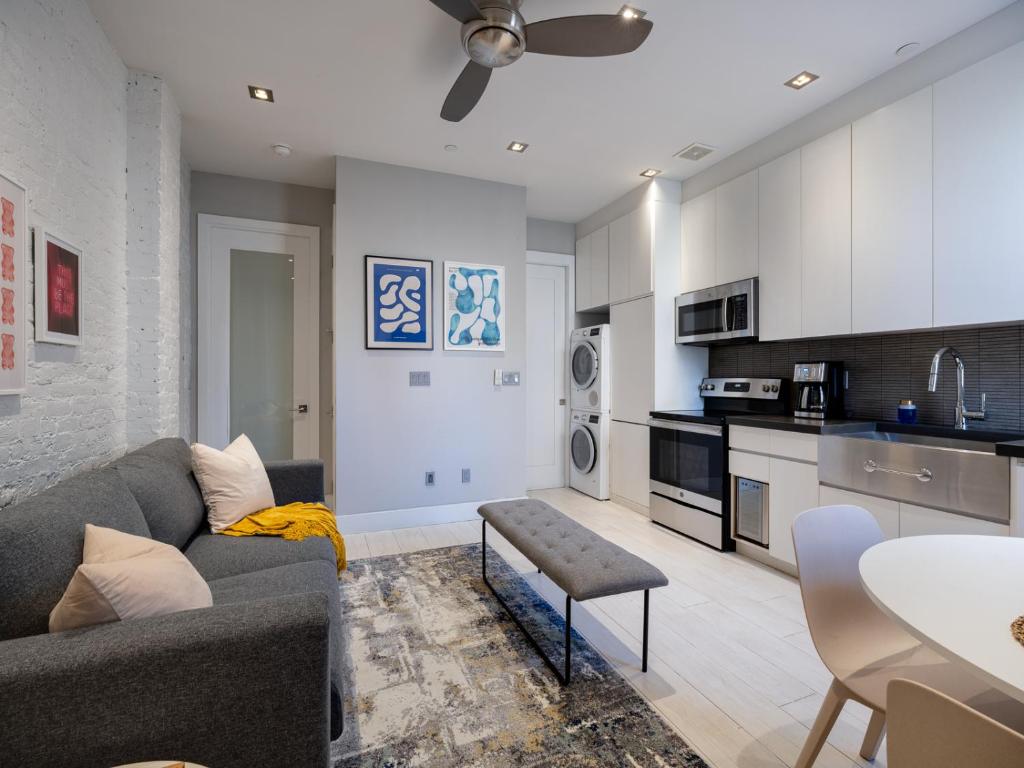纽约Cozy & Convenient Midtown Apartment!的带沙发的客厅和厨房