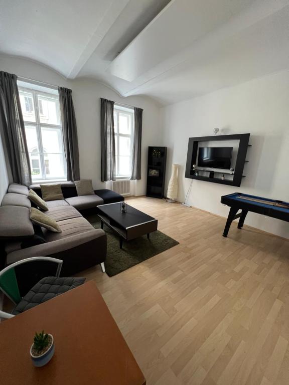 维也纳Magic Moment Apartment的带沙发和台球桌的客厅