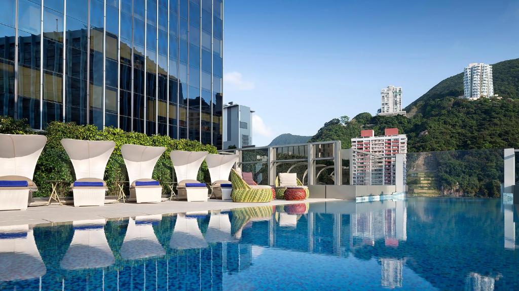 香港港岛英迪格酒店的一组椅子坐在大楼旁边