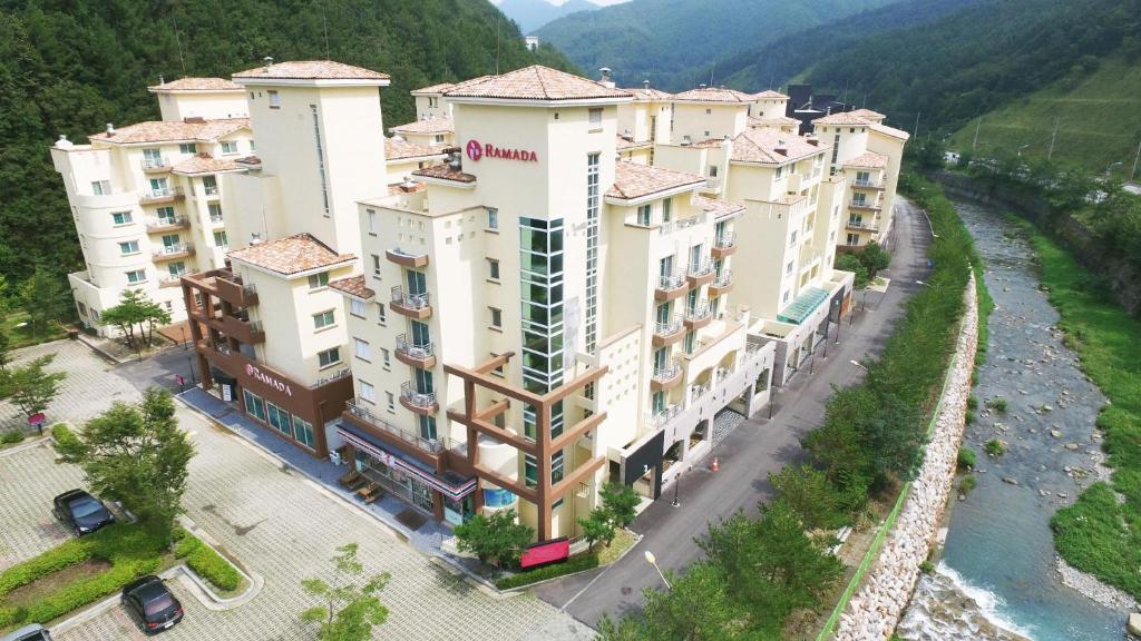 太白Ramada Taebaek Hotel的享有河边建筑物的空中景致