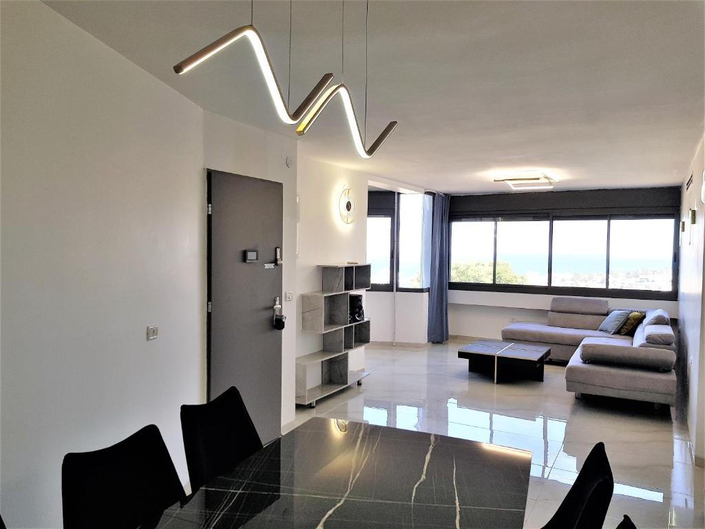 提比里亚4bdrm - 110mr - Dream vacation apartment的客厅配有桌子和沙发