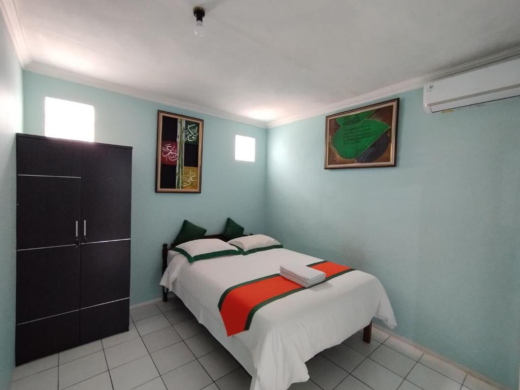 斯勒曼Homestay Simply Homy dekat Tugu Jogja dan Monjali的一间卧室配有一张床和一个橱柜