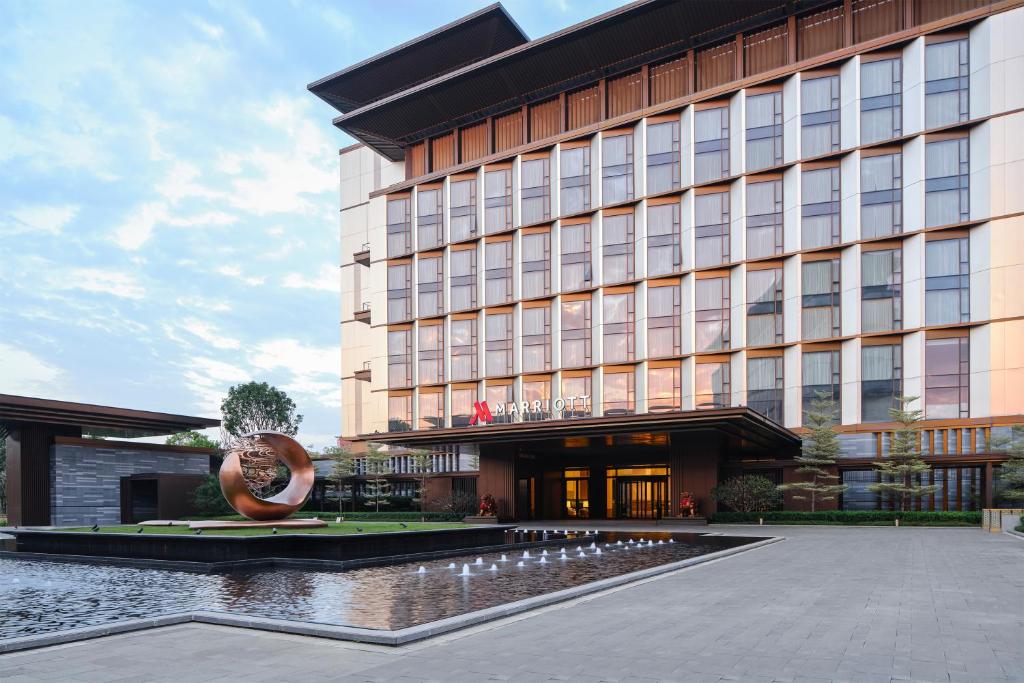 广州广州白云国际会议中心越秀万豪酒店的一座大建筑的 ⁇ 染