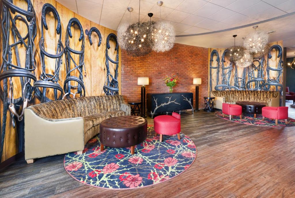 比奇伍德英迪格克利夫兰比奇伍德酒店的大堂配有沙发和椅子,墙上涂鸦