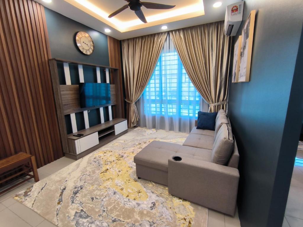 芙蓉Homestay Naufal Bandar Sri Sendayan Ground Floor的客厅配有沙发和墙上的时钟