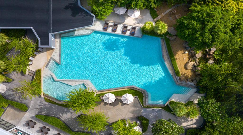 罗勇Novotel Rayong Star Convention Centre的享有别墅内游泳池的顶部景致