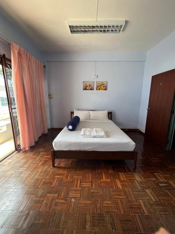 Ban KohongPiano Private House的一间卧室配有一张床,铺有木地板