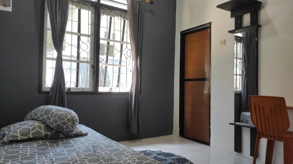 KaranganyarBabemhome的一间卧室配有一张带枕头和窗户的床