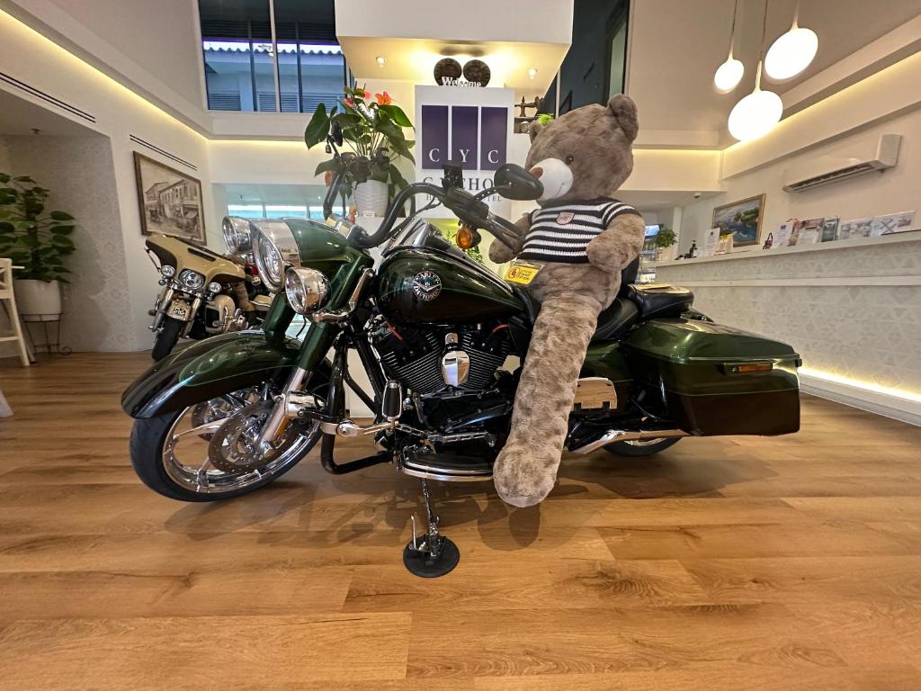 乔治市C Y C Heritage Hotel的坐在商店摩托车上的泰迪熊