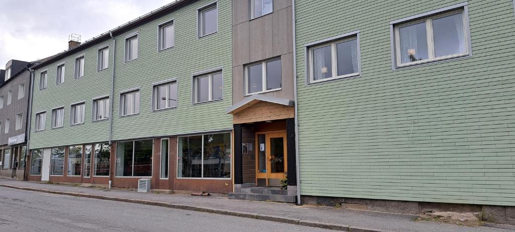 克拉姆福什Kramfors Stadshotell AB的街道边的绿色建筑